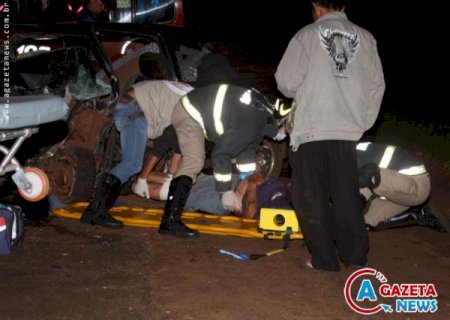 Gol fica destruído ao se chocar com carreta na MS-286