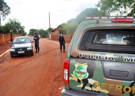 Em Aral Moreira, PM vistoria veículos durante blitz