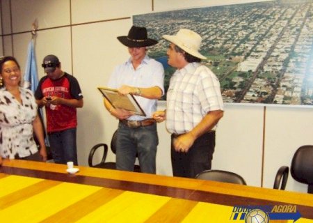 Vereador Gino entrega moção de congratulação ao ex-BBB Fael