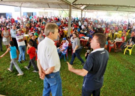 Centenas de pessoas acompanham 'Festa da Vitória' à reeleição de Edson de David e Eugenio Freire em Aral Moreira
