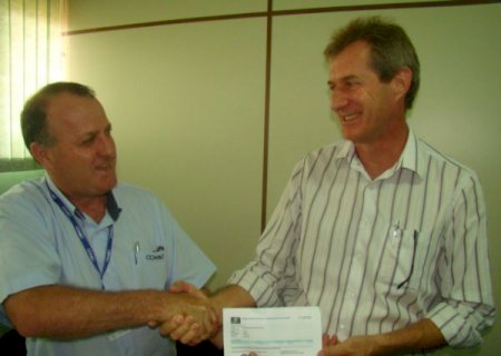 Edson de David recebe doação de R$ 6 mil da COAMO para investir nas crianças e adolescente