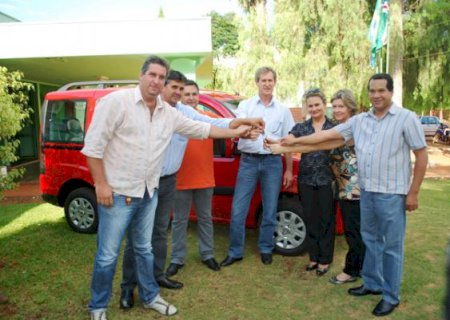 Em Aral Moreira, vereadores participam de entrega de veiculo a Secretaria de Assistência Social