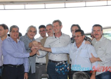 Aral Moreira recebe nova motoniveladora para manutenção e recuperação das estradas vicinais