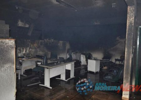 Quadrilha invade e incendeia sede do Detran em Aral Moreira