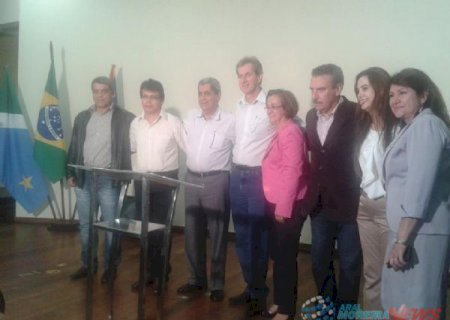 Edson de David e diretores assinam ordem de serviço para cobertura de quadra de esportes