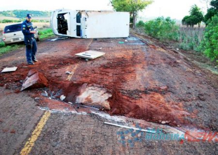 Carro-forte tomba e deixa um morto e três feridos em Aral Moreira