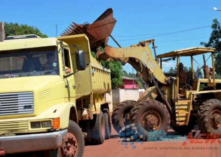 Secretaria de obras executa trabalhos de limpeza no perimetro urbano