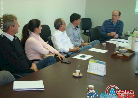 Prefeito Edson de David e Elaine Soligo participam de reunião para discutir cirurgias eletivas