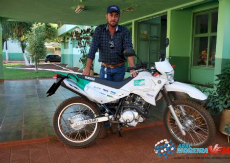 Aral Moreira recebe motocicleta zero para atendimento do programa 'Leite Forte'