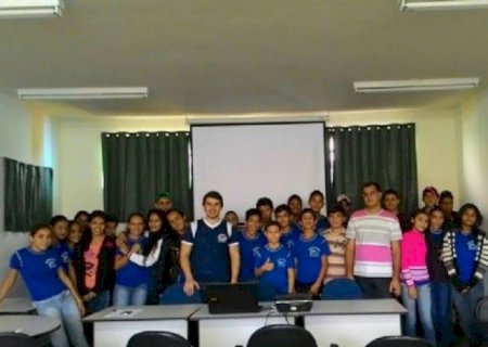 Professor de língua portuguesa da E.E. Dr.Fernando Corrêa da Costa promove diálogo entre alunos e jornalista