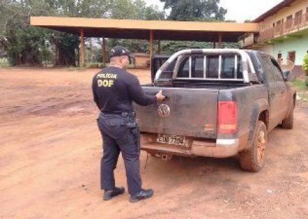 Camionete blindada é abandonada às margens de rodovia