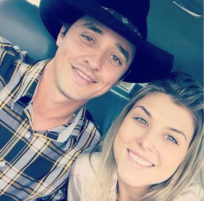 Fael Cordeiro ao lado da noiva, Cibele