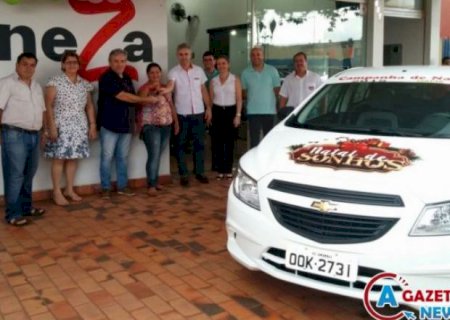Moradora de Aral Moreira recebe carro da promoção 'Natal de Sonhos' da ACIA