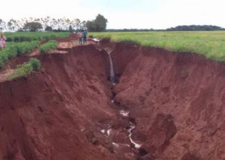 Chuvas forma grande erosão em propriedade rural em Aral Moreira