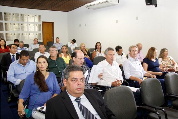Prefeito Edson de David durante evento na sede da Assomasul