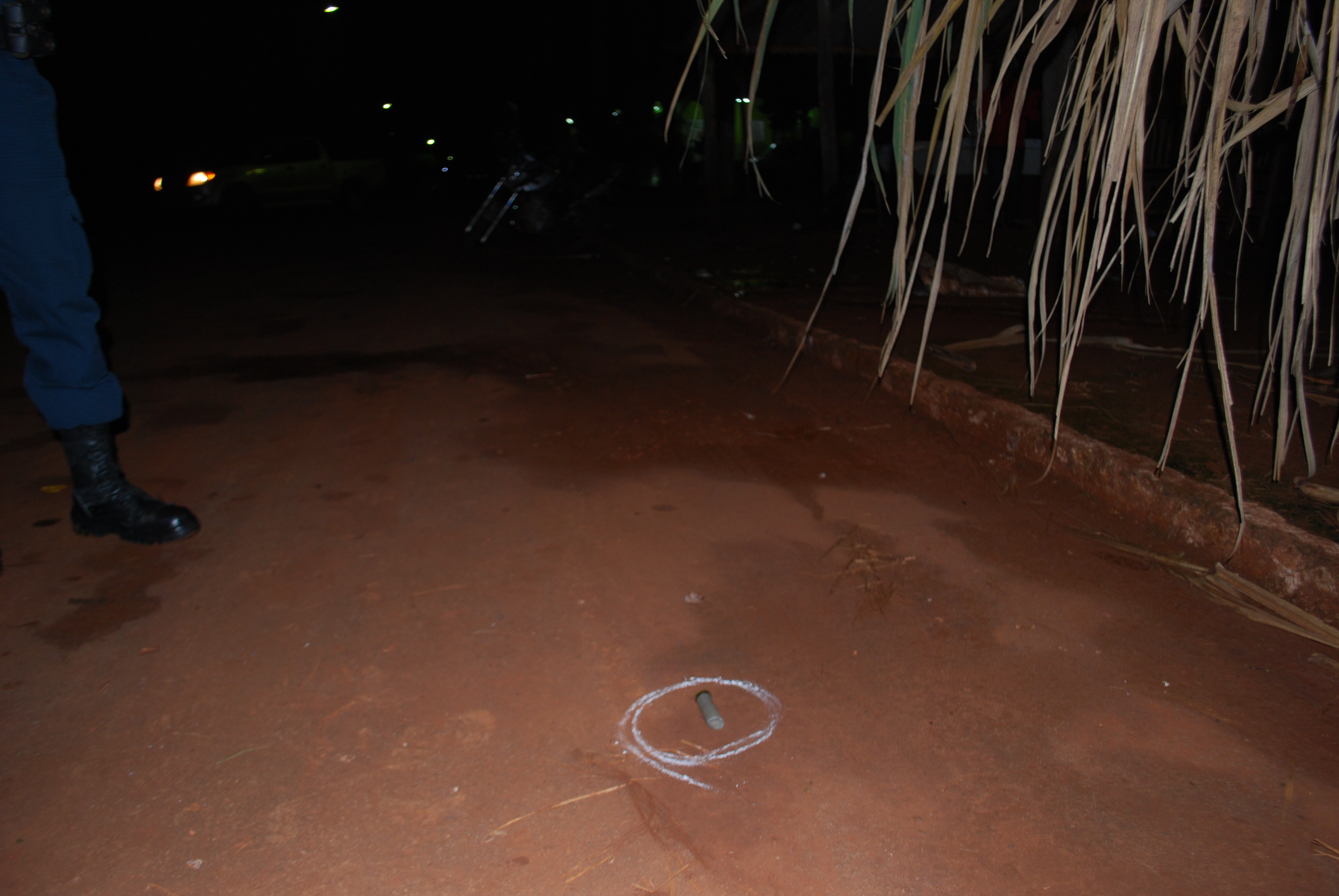 Uma das c&aacute;psulas calibre 12 encontrada pelos pol&iacute;ciais pr&oacute;ximo ao local do crime.