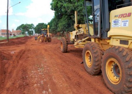 Prefeitura inicia mais quatro quadras de asfalto em Aral Moreira