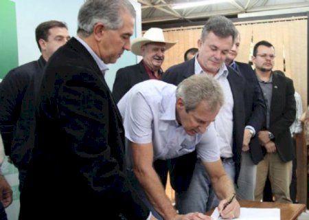 Prefeito Edson de David assina convênio para asfalto e drenagem no Bairro Satélite