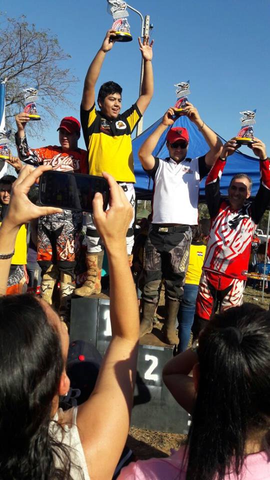 Pilotos Dhione Bussula e Ivan Dametto tamb&eacute;m subiram ao p&oacute;dio, sendo segundo e terceiro colocado, respectivamente.