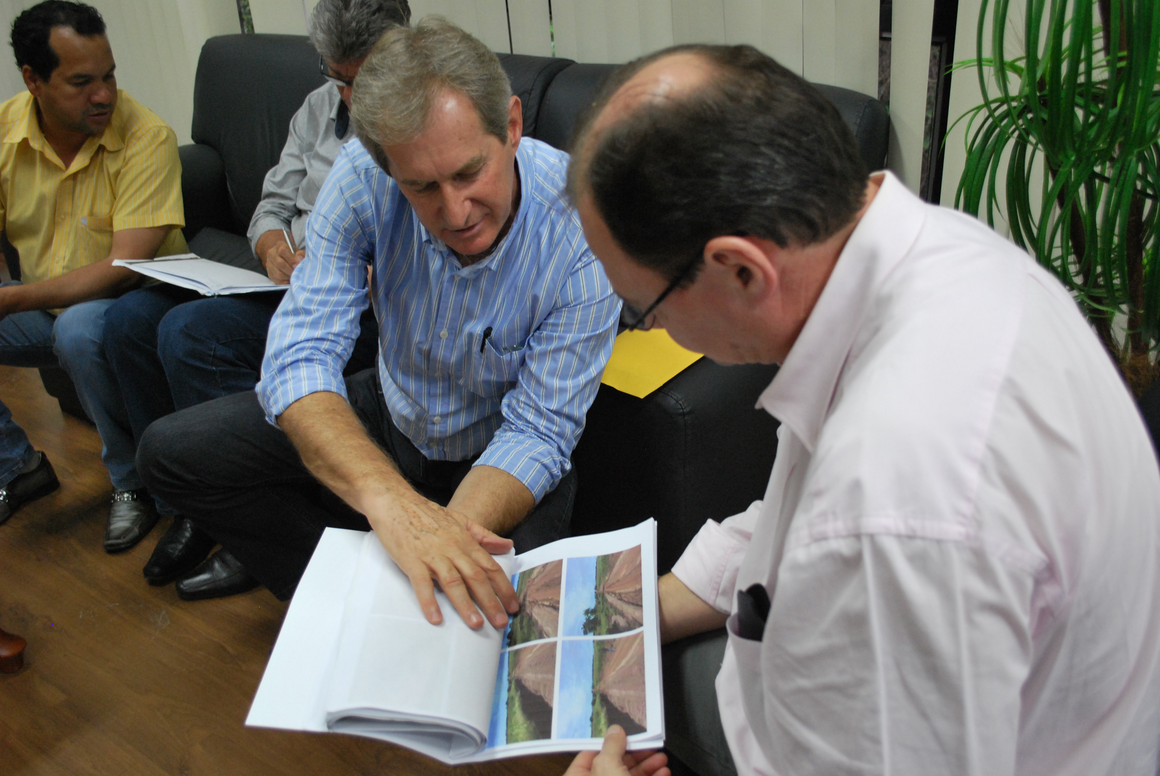 Prefeito Edson de David durante a apresenta&ccedil;&atilde;o do relat&oacute;rio fotogr&aacute;fico da situa&ccedil;&atilde;o das estradas ao secret&aacute;rio.