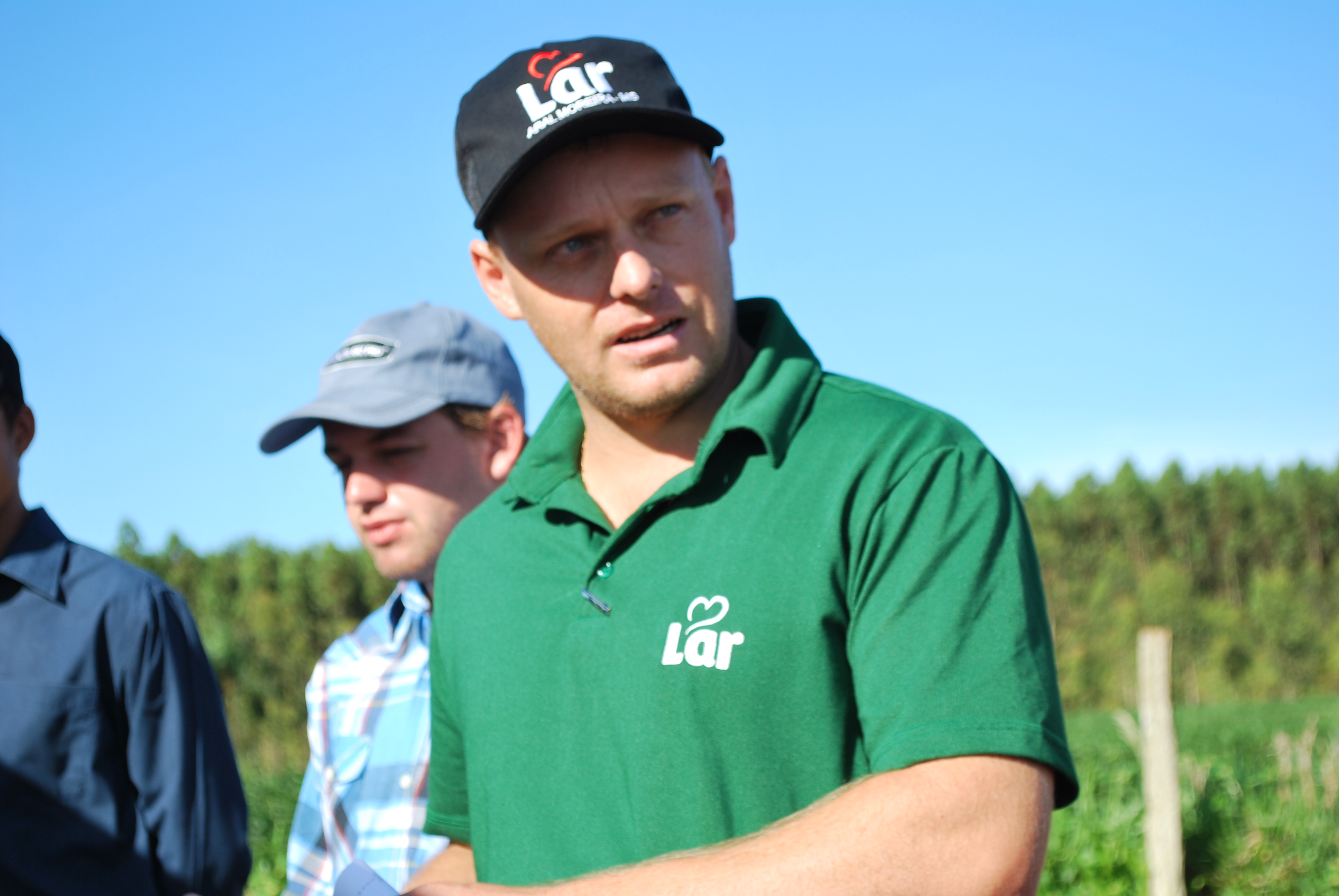 O gerente da Lar de Aral Moreira, Neucir Bencke, durante a abertura da s&eacute;tima edi&ccedil;&atilde;o do Dia de Campo. (Foto: Joelso Gon&ccedil;alves/ Not&iacute;cias do MS)