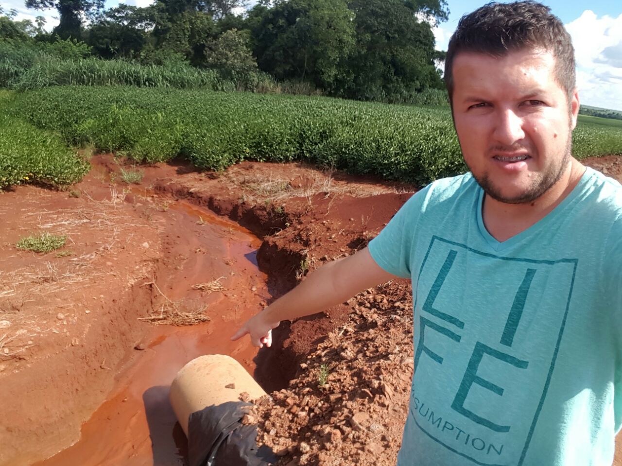 Vereador Ricardo Enfermeiro vistoriando estradas na Regi&atilde;o do Rinc&atilde;o do Schinaider.