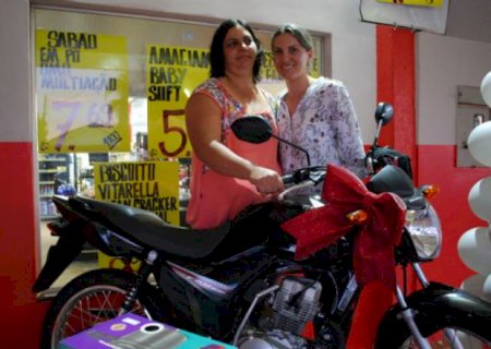 Servidora pública ganha moto zero quilômetro do Supermercado Kadema