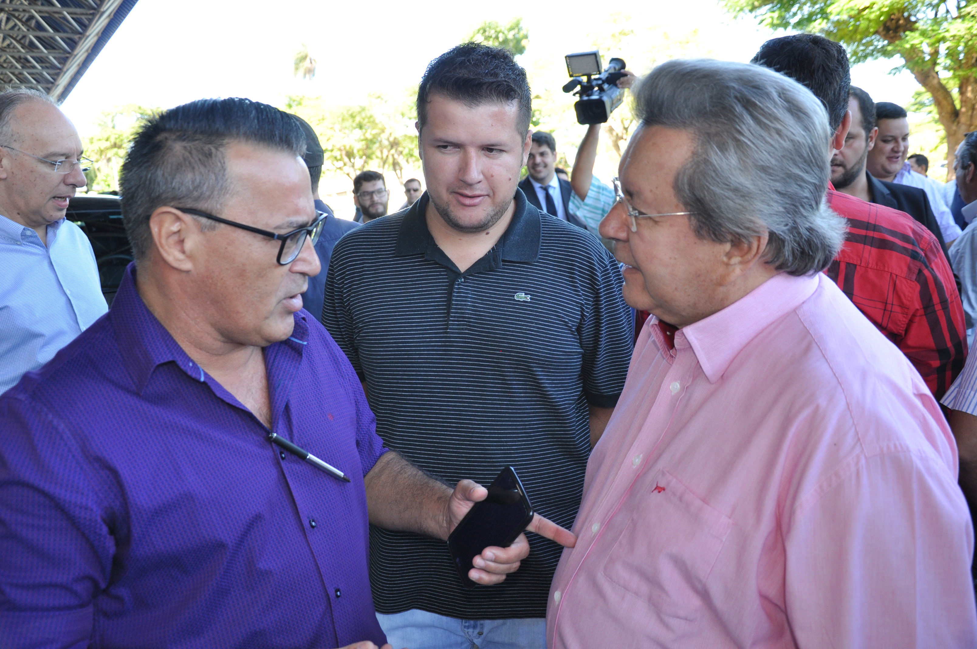Vereadores em conversa com o deputado estadual Onevan de Matos. (Joelso Gon&ccedil;alves/ Not&iacute;cias do MS)