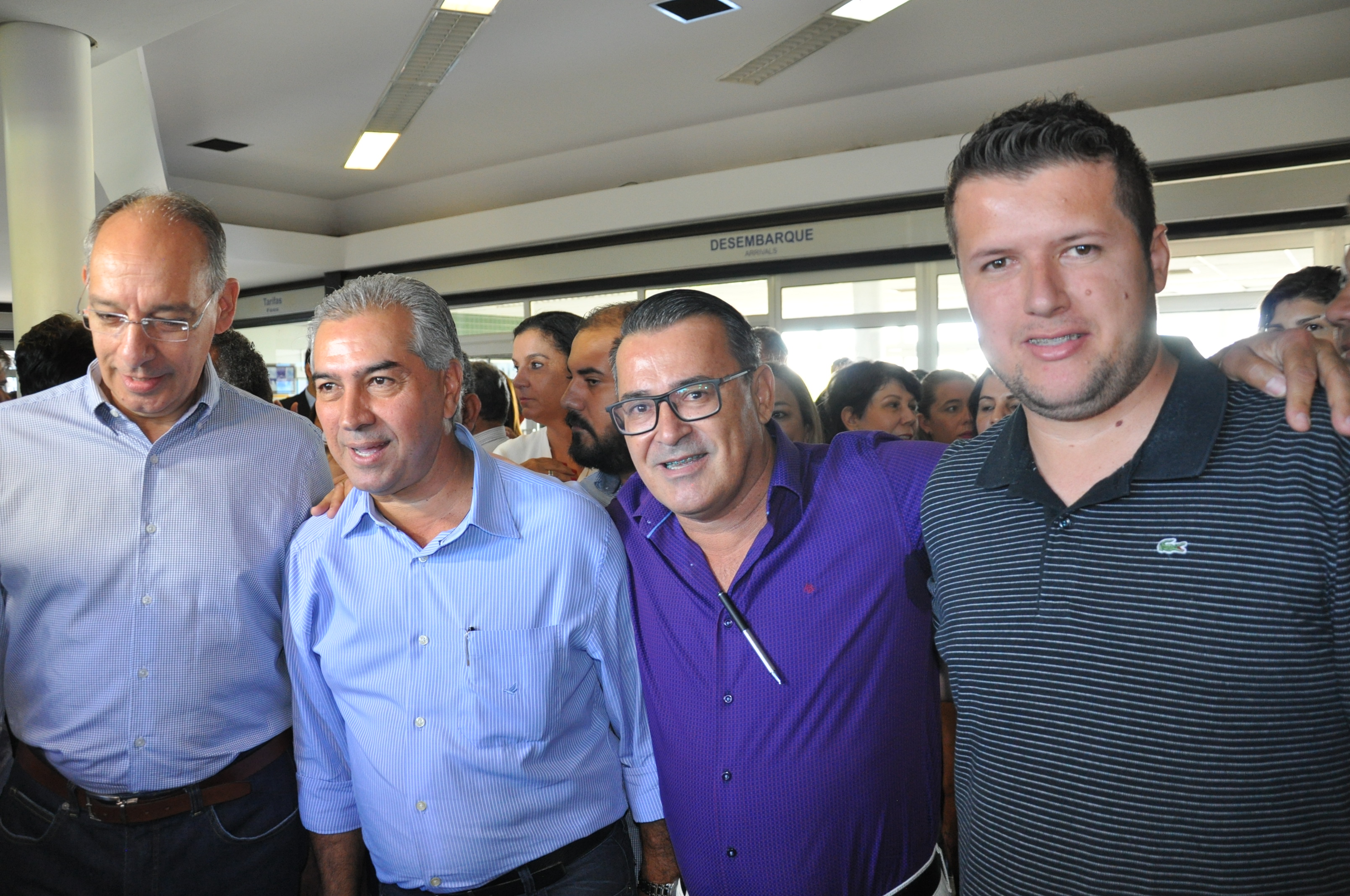 Carlinhos Marques e Ricardo Enfermeiro durante recep&ccedil;&atilde;o do governador no aeroporto de Ponta Por&atilde;. (Foto: Joelso Gon&ccedil;alves/ Not&iacute;cias do MS).