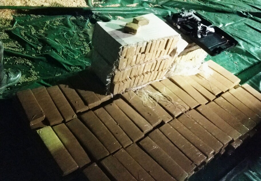 Em meio ao carregamento de maconha, que totalizou 507 quilos, os militares encontraram ainda uma Pistola 9mm e um rev&oacute;lver 38.