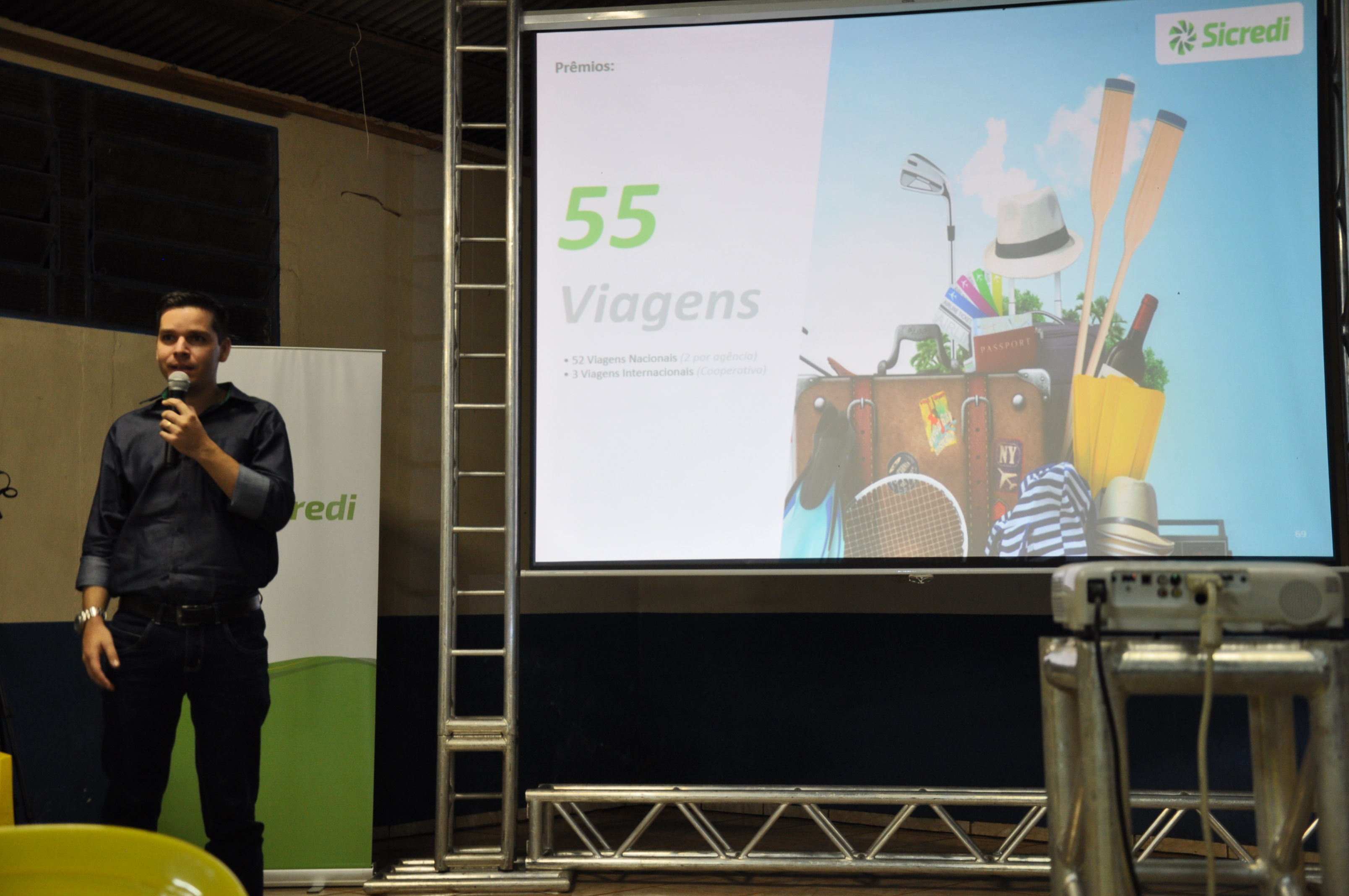 Gerente da unidade Sicredi de Aral Moreira, Rodrigo Corr&ecirc;a. (Foto: Joelso Gon&ccedil;alves/ Not&iacute;cias do MS). 