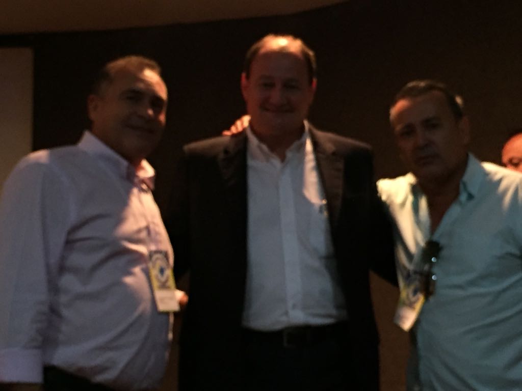 Vereador Carlinhos Marques e o vereador Osmar Amaral durante conversa com o secretario de Infraestrutura, Marcelo Migliolli, em Campo Grande.