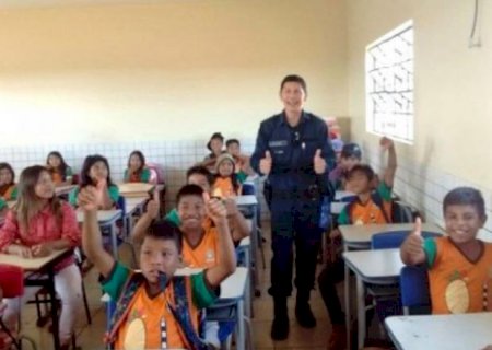 Em sala de aula, policial faz a diferença conversando com as crianças em guarani