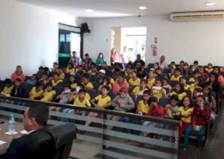Alunos da Escola Municipal Joaquim Moreira Lopes visitam Câmara de Aral Moreira