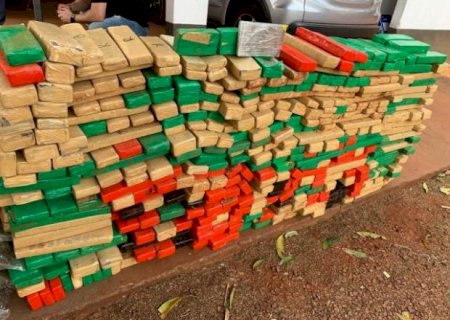 Carro roubado no DF é apreendido com quase meia tonelada de maconha e skunk