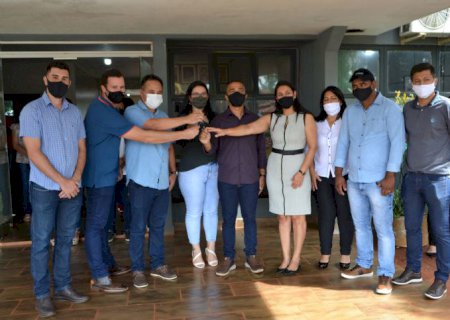 Prefeito Alexandrino Garcia entrega caminhão viabilizado pela ministra Tereza Cristina