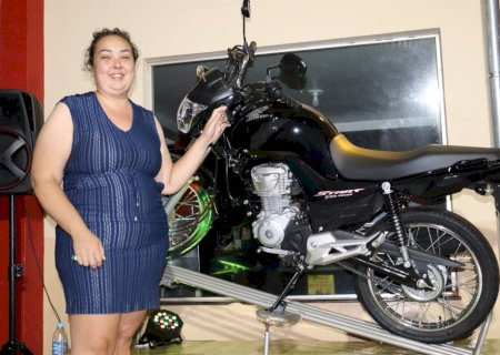 Servidora pública ganha moto do sorteio do Kadema Supermercado em Aral Moreira